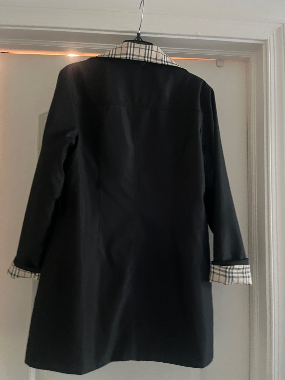 Burberry Black Coat with Beige Vintage Check Lining - Picture 4 of 4